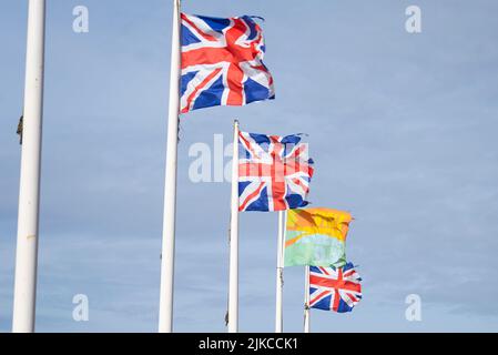 Visitez Southend et les drapeaux d'Union Jack volant par vent fort sur Western Esplanade, Southend on Sea, Essex, Royaume-Uni. Tourisme pour la ville balnéaire, ville Banque D'Images