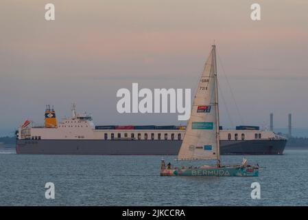 L'équipe des Bermudes débarque de Southend Pier dans l'estuaire de la Tamise après avoir terminé la course de yacht Clipper Round the World. Vespertine RO RO navire de cargaison Banque D'Images