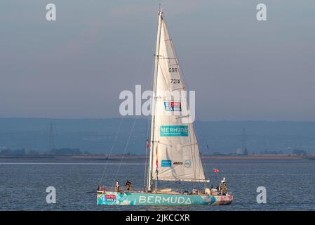 L'équipe des Bermudes débarque de Southend Pier dans l'estuaire de la Tamise après avoir terminé la course de yacht Clipper Round the World Banque D'Images