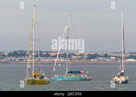 Punta del Este, Bermudes et WTC Logistics font des yachts au large de Southend Pier dans l'estuaire de la Tamise après avoir terminé la course de bateaux Clipper Round the World Banque D'Images