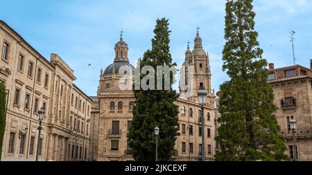 Le dôme et les tours du Clereca, Université pontificale de Salamanque, Espagne Banque D'Images