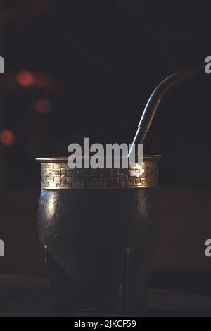 Une dose verticale d'une tasse de compagnon avec une paille métallique - une boisson infusée traditionnelle sud-américaine riche en caféine Banque D'Images