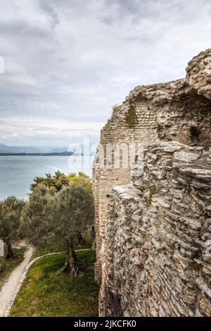 Les Grottes de Catullus, site archéologique d'une ancienne villa romaine à la pointe de Sirmione au lac de Garde, en Italie Banque D'Images