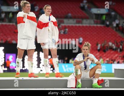 Londres, Angleterre, 31st juillet 2022. Millie Bright, Ellen White et Rachel Daly, d'Angleterre, après le match de l'UEFA Women's European Championship 2022 au stade Wembley, Londres. Le crédit photo devrait se lire: Paul Terry / Sportimage Banque D'Images