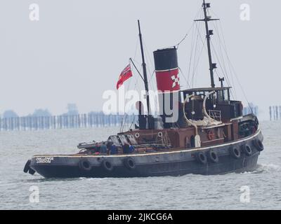 Sheerness, Kent, Royaume-Uni. 1st août 2022. Le fort naval de Knock John a été coulé dans l'estuaire de la Tamise à plusieurs kilomètres de la mer il y a 80 ans aujourd'hui. Pour célébrer Margaret McEwan (un passionné de Maunsell Forts) organisé pour le défi historique de remorqueurs à vapeur pour revoir le fort qu'il a aidé à positionner il y a 80 ans. Mme McEwan était à bord d'un navire X-Pilot avec des membres de la famille royale du Sealand pour marquer l'occasion. Photo : le défi des remorqueurs à vapeur part de Sheerness. Crédit : James Bell/Alay Live News Banque D'Images