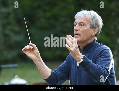 27 juillet 2022, Brandebourg, Rheinsberg: Hansjörg Schellenberger, hautbois et chef d'orchestre, a repris la direction musicale de la pièce "la Baride" avec l'Orchestre symphonique de Berlin. Il y aura huit représentations au Kammeroper Schloss Rheinsberg sur 30 juillet, 2, 3, 5, 6, 10, 12 et 13. Photo: Jens Kalaene/dpa Banque D'Images