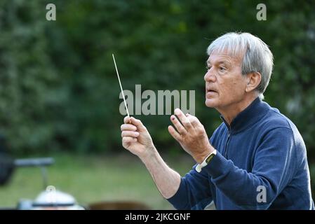 27 juillet 2022, Brandebourg, Rheinsberg: Hansjörg Schellenberger, hautbois et chef d'orchestre, a repris la direction musicale de la pièce "la Baride" avec l'Orchestre symphonique de Berlin. Il y aura huit représentations au Kammeroper Schloss Rheinsberg sur 30 juillet, 2, 3, 5, 6, 10, 12 et 13. Photo: Jens Kalaene/dpa Banque D'Images