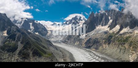 Le panorama du massif du Mont blanc, le Mont Le blanc du Tacul, les tours des Aiguilles et le glacier de la Mer de glace. Banque D'Images