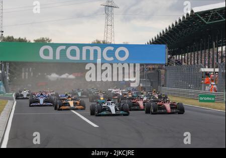 Début de la course, départ, 63 RUSSELL George (gbr), Mercedes AMG F1 Team W13, 55 SAINZ Carlos (spa), Scuderia Ferrari F1-75, action pendant la Formule 1 Aramco Magyar Nagydij 2022, Grand Prix hongrois 2022, 12th tours du Championnat du monde de Formule 1 FIA 2022 de 28 juillet à 31, 2022 sur le Hungaroring, à Mogyorod, Hongrie - photo: DPPI/DPPI/LiveMedia Banque D'Images