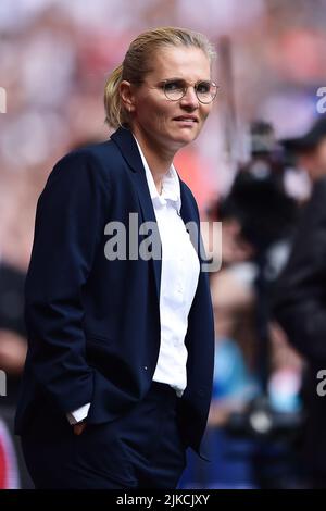 Londres, Royaume-Uni. 31st juillet 2022. Sarina Wiegman, l'équipe féminine de football d'Angleterre Head Coach regarde sur . UEFA Women's Euro England 2022 final, England Women contre Germany Women au Wembley Stadium de Londres le dimanche 31st juillet 2022. Cette image ne peut être utilisée qu'à des fins éditoriales. Utilisation éditoriale uniquement, licence requise pour une utilisation commerciale. Aucune utilisation dans les Paris, les jeux ou les publications d'un seul club/ligue/joueur. photo par Steffan Bowen/Andrew Orchard sports photographie/Alay Live news crédit: Andrew Orchard sports photographie/Alay Live News Banque D'Images