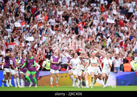Londres, Royaume-Uni. 31st juillet 2022. Chloe Kelly d'Angleterre femmes (18) célèbre avec ses coéquipiers après avoir obtenu le score de son équipe 2nd but. UEFA Women's Euro England 2022 final, England Women contre Germany Women au Wembley Stadium de Londres le dimanche 31st juillet 2022. Cette image ne peut être utilisée qu'à des fins éditoriales. Utilisation éditoriale uniquement, licence requise pour une utilisation commerciale. Aucune utilisation dans les Paris, les jeux ou les publications d'un seul club/ligue/joueur. photo par Steffan Bowen/Andrew Orchard sports photographie/Alay Live news crédit: Andrew Orchard sports photographie/Alay Live News Banque D'Images