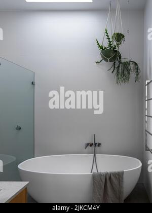 Salle de bains. Lilyfield House, Lilyfield, Australie. Architecte : TW Architects, 2022. Banque D'Images