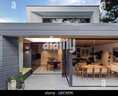 Élévation arrière mettant en évidence de nouveaux ajouts. Lilyfield House, Lilyfield, Australie. Architecte : TW Architects, 2022. Banque D'Images