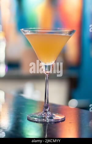 Un cosmopolite, ou officieusement un cosmo, est un cocktail fait avec de la vodka, triple sec, jus de canneberge, et du jus de lime fraîchement pressé ou sucré, New D. Banque D'Images