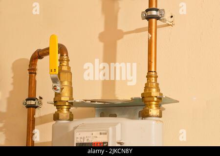 Vue d'une conduite de gaz domestique, levier ouvert, le gaz peut circuler Banque D'Images