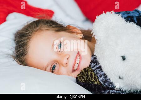 bonne enfance fille blanc teddy ours sourire Banque D'Images