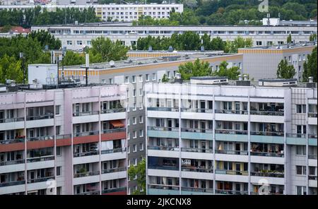 Berlin, Allemagne. 01st août 2022. Vue depuis un bâtiment de grande hauteur jusqu'aux bâtiments résidentiels de l'est de Berlin. Credit: Monika Skolimowska/dpa/Alay Live News Banque D'Images