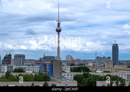 Berlin, Allemagne. 01st août 2022. La tour de télévision s'élève dans le ciel, sur fond de bâtiments résidentiels dans l'est de Berlin. Credit: Monika Skolimowska/dpa/Alay Live News Banque D'Images