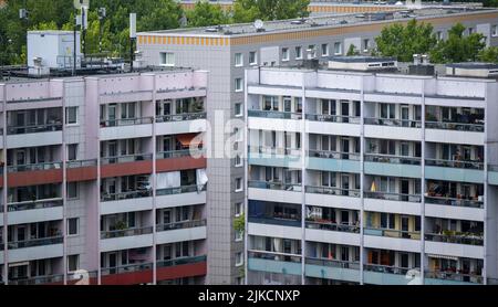 Berlin, Allemagne. 01st août 2022. Vue depuis un bâtiment de grande hauteur jusqu'aux bâtiments résidentiels de l'est de Berlin. Credit: Monika Skolimowska/dpa/Alay Live News Banque D'Images