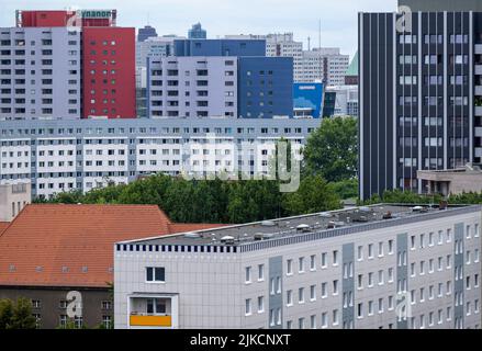 Berlin, Allemagne. 01st août 2022. Vue depuis un bâtiment de grande hauteur jusqu'aux bâtiments résidentiels de l'est de Berlin. Credit: Monika Skolimowska/dpa/Alay Live News Banque D'Images