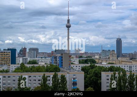 Berlin, Allemagne. 01st août 2022. La tour de télévision s'élève dans le ciel, sur fond de bâtiments résidentiels dans l'est de Berlin. Credit: Monika Skolimowska/dpa/Alay Live News Banque D'Images