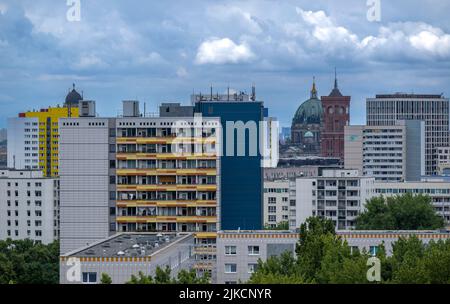 Berlin, Allemagne. 01st août 2022. Vue depuis un bâtiment de grande hauteur jusqu'aux bâtiments résidentiels de l'est de Berlin. Credit: Monika Skolimowska/dpa/Alay Live News Banque D'Images