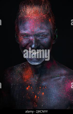 Portrait d'un homme peint de couleurs UV fluorescent. Banque D'Images