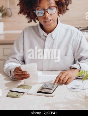 Accent sélectif sur les mains des femmes avec les factures et la calculatrice. Banque D'Images