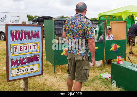 Human fruit machine 50p un panneau Go à Chettle Village fete, Chettle, Dorset UK en juillet Banque D'Images