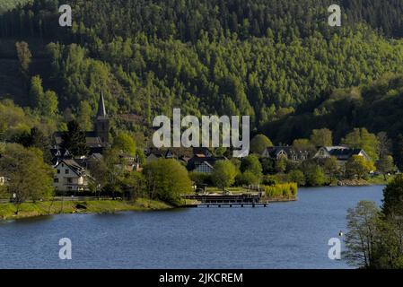 Une belle photo du village Einruhr au parc national d'Eifel, en Allemagne Banque D'Images