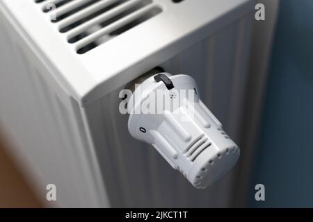 Abaisser le thermostat de chauffage pour économiser du gaz. Banque D'Images