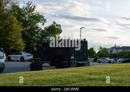 Rockville, Maryland - 1 juillet 2020: Montgomery County, Maryland police Emergency Services (SWAT) des étages de véhicule blindé près d'une barricade avec un Indi armé Banque D'Images