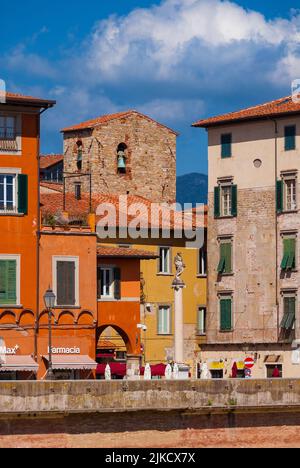 Place 'Piazza Cairoli' dans le centre historique de Pise, vue de la rivière Arno Banque D'Images