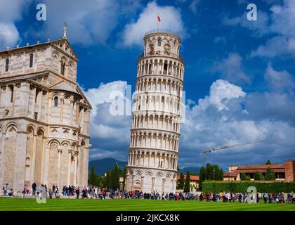 Les touristes visitent la place Campo dei Miracoli avec l'emblématique Tour de Pise Banque D'Images