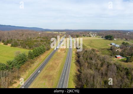 Vue aérienne de l'Interstate 81 près de Strasburg, comté de Shenandoah, Virginie. Banque D'Images