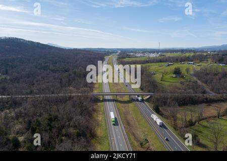 Vue aérienne de l'Interstate 81 près de Strasburg, comté de Shenandoah, Virginie. Banque D'Images