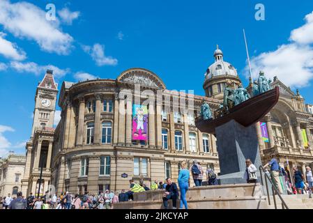 Une œuvre temporaire appelée Foreign Exchange par l'artiste Hew Locke remplace la statue de la reine Victoria sur la place Victoria, à Birmingham Banque D'Images