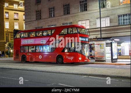 LONDRES - 17 mai 2022: Rouge London Double Decker bus à un arrêt de bus la nuit Banque D'Images