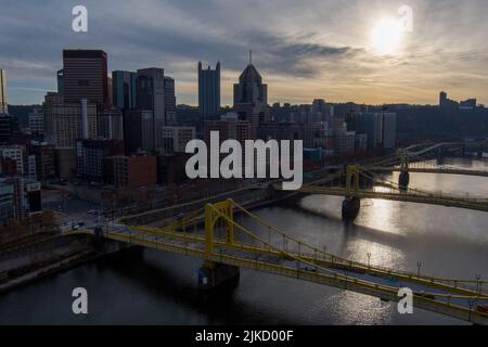 Vue aérienne sur les gratte-ciel de Pittsburgh, Pennsylvanie et les ponts traversant la rivière Allegheny. Banque D'Images