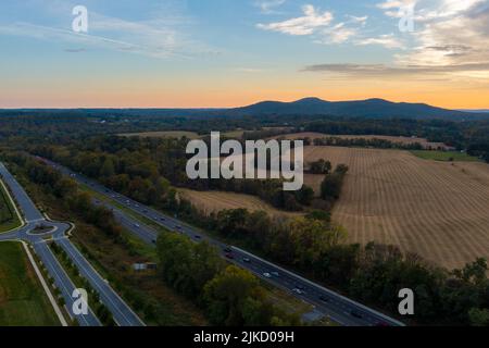 Antenne de l'Interstate 270 près de Fingerboard Rd au coucher du soleil. Le trafic est lourd malgré un nouveau compteur de rampe, qui fait partie d'un projet de $132 millions. Banque D'Images