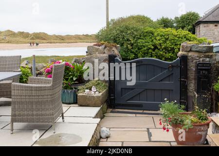 Protection des ménages contre les inondations - barrière en bois attrayante protégeant le jardin et la propriété à côté de l'estuaire contre les inondations - Royaume-Uni Banque D'Images