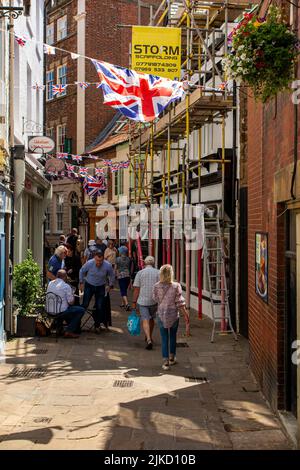 Rues étroites de Whitby, une destination de vacances populaire dans le Yorkshire Banque D'Images