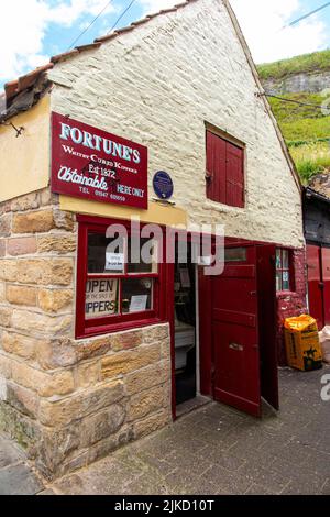 Les kippers guéris de fortune, un magasin traditionnel et une petite usine industrielle à Whitby, dans le North Yorkshire Banque D'Images