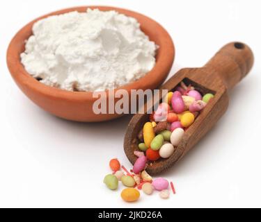 Épice masala coloré pour manger la feuille de bétel sur fond blanc Banque D'Images