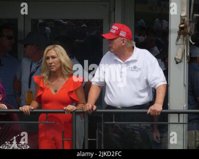 Bedminster, New Jersey, États-Unis. 31st juillet 2022. 2022 LIV Invitational Golf Tournament, Trump National Golf Club, 900 Lamington Rd., Bedminster NJ 07921, États-Unis. 31 juillet 2022. L'ancien président américain Donald Trump est rejoint par la députée américaine conservatrice et radicale Marjorie Taylor Greene (R-GA) pour le tournoi de golf sur invitation LIV 2022, qui s'est tenu au club de golf national de Trump à Bedminster, dans le New Jersey. Crédit : ©Julia Mineeva/EGBN TV News/Alay Live News Banque D'Images