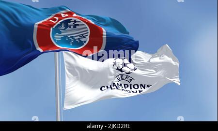 Istanbul TUR, juillet 2022 : drapeaux avec l'UEFA et la Ligue des champions de l'UEFA agitant dans le vent. Champion League est la plus prestigieuse compétition de club en EUR Banque D'Images