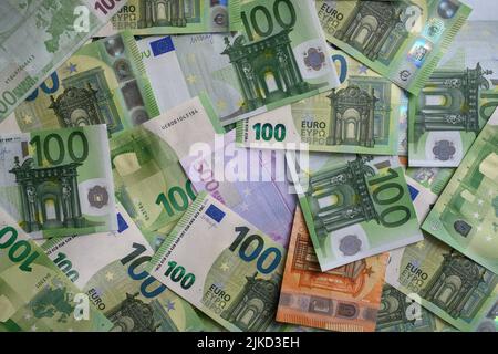 Billets en euros de différentes valeurs unitaires organisés dans un ordre aléatoire Banque D'Images