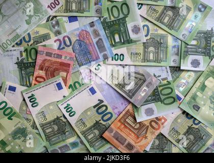 Billets en euros de différentes valeurs unitaires organisés dans un ordre aléatoire Banque D'Images