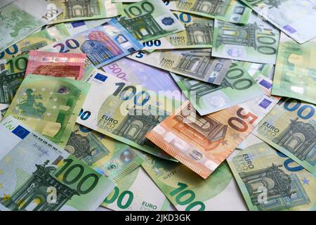 Billets en euros de différentes valeurs unitaires organisés dans un ordre aléatoire Banque D'Images