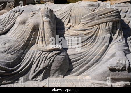 Un Romain pose une main sur l'épaule de sa femme. Effigies inclinées sculptées, maintenant sans tête, sur le couvercle d'un tombeau romain en marbre, à l'extérieur de la ville grecque et romaine de Salona, à Solin près de Split, Dalmatie, Croatie. Le mari et la femme étaient probablement les principaux citoyens de Salona romaine. Le couvercle du coffre de la tombe, dans la nécropole de Manastirine, est finement sculpté et l'artiste était particulièrement habile à sculpter les plis dans les vêtements du couple. Banque D'Images